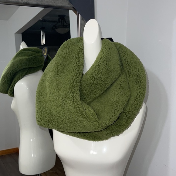 NWT Sherpa Infinity Scarf Women 9.5" X 34" Soft - Picture 2 of 3